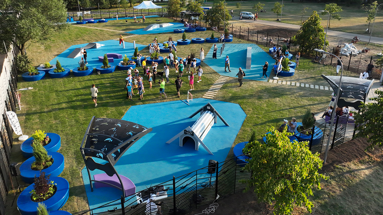 Площадка для выгула собак в парке 850-летия Москвы (ЮВАО, Марьино)