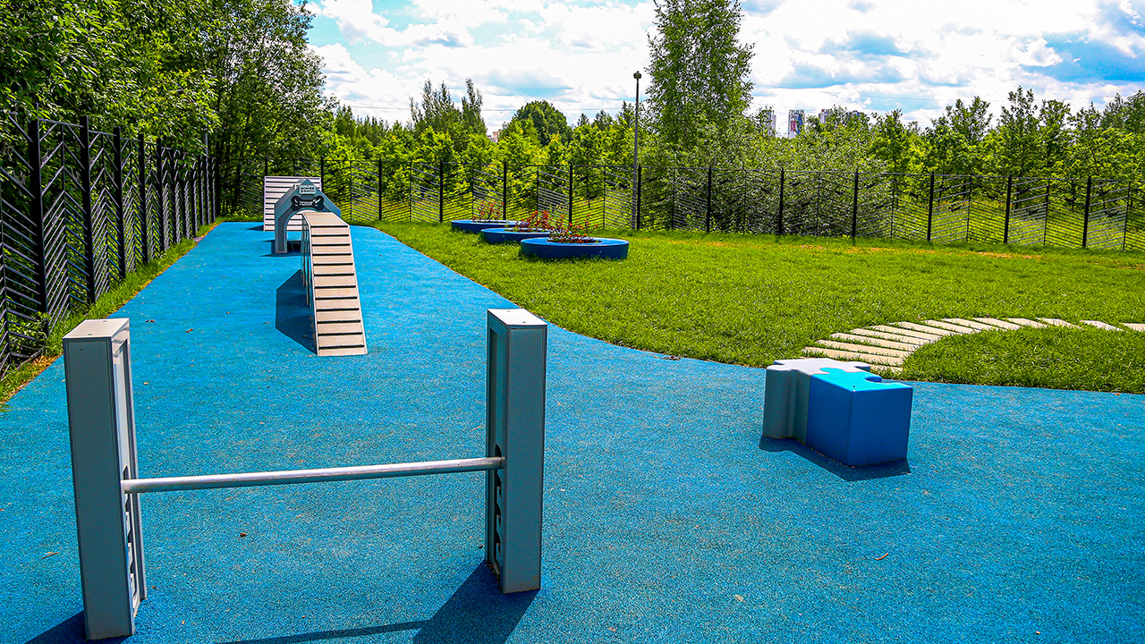 Площадка для выгула собак на улице Генерала Белобородова (СЗАО, Митино)